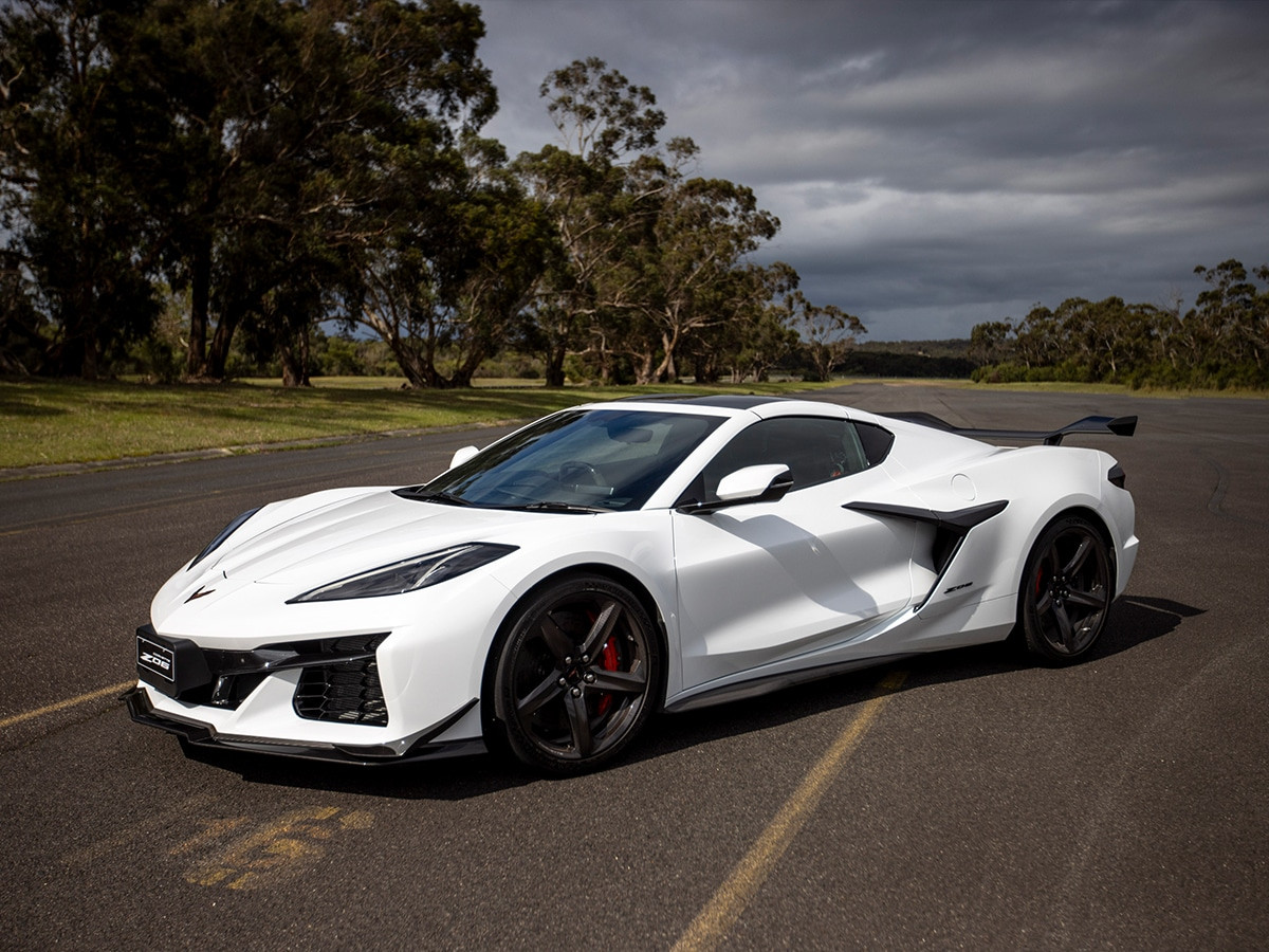 Corvette Z06 khoe dáng ngạo nghễ trên đường đua với thiết kế thân rộng, khí động học phức tạp và cánh gió lớn