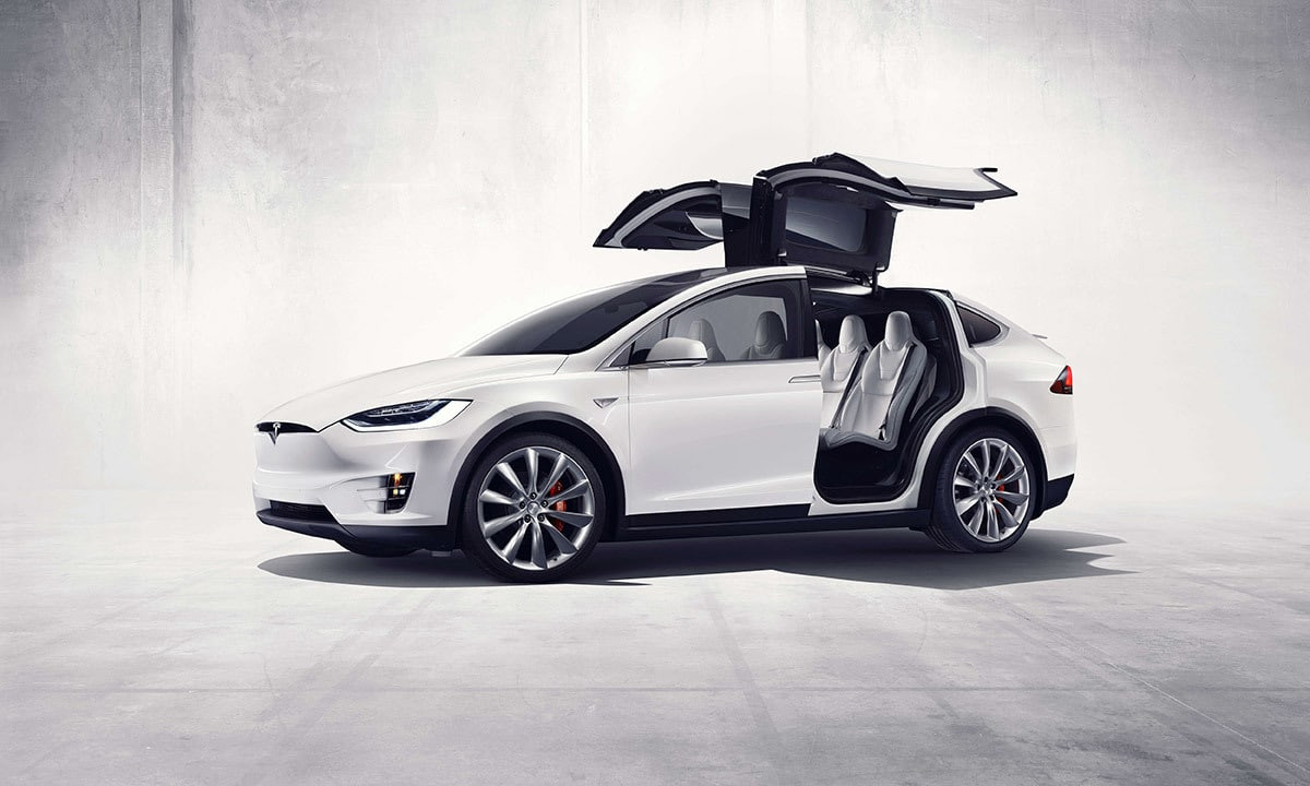 Cửa &quot;falcon wing&quot; giúp Model X vượt trội không gian trong đô thị