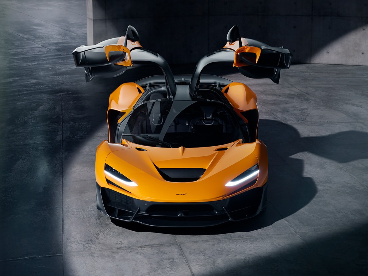 Cửa xe dạng gull-wing của McLaren W1 mở lên tạo dáng bắt mắt