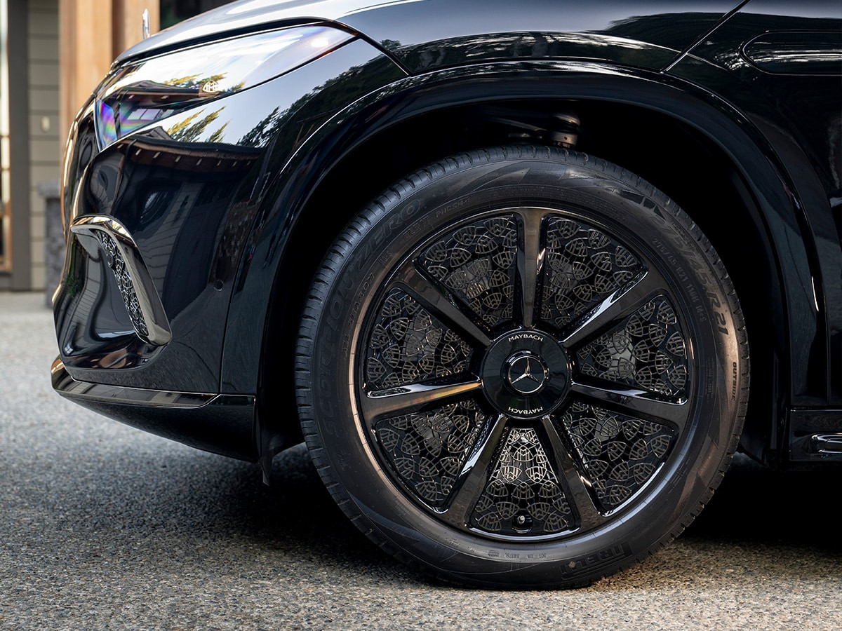 Cụm bánh Night Series với logo Maybach chrome đen
