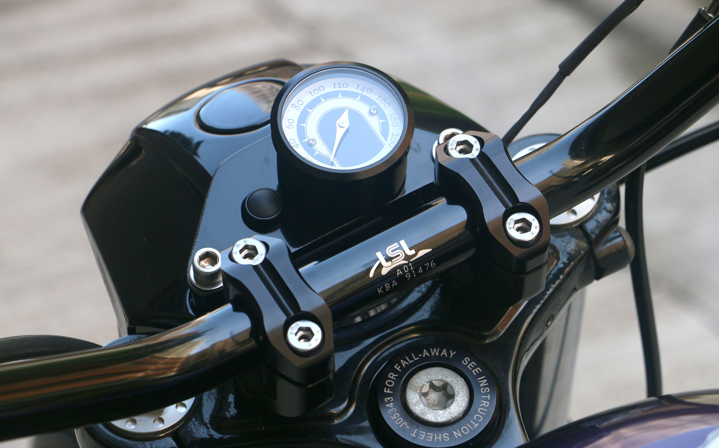 Cụm điều khiển Purpose Built Moto cùng tay lái tối giản hiện đại