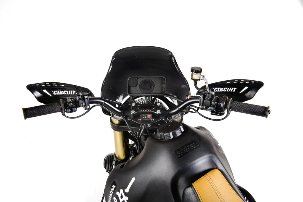 Cụm điều khiển tối giản với đồng hồ kỹ thuật số Motogadget