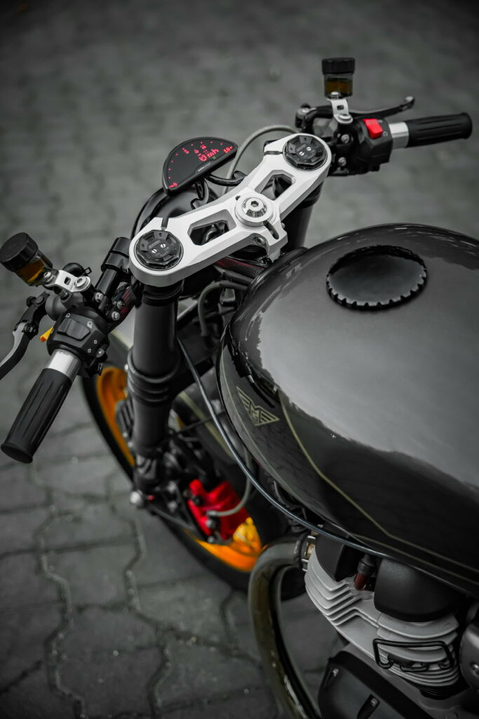 Cùm tay RCB phối ghi đông clip-on với đồng hồ Motogadget