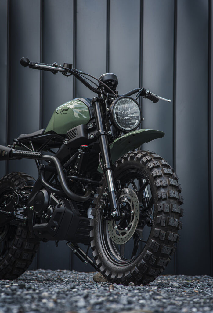 Dáng xe scrambler vừa mạnh mẽ vừa tinh giản, lý tưởng cho di chuyển tự do
