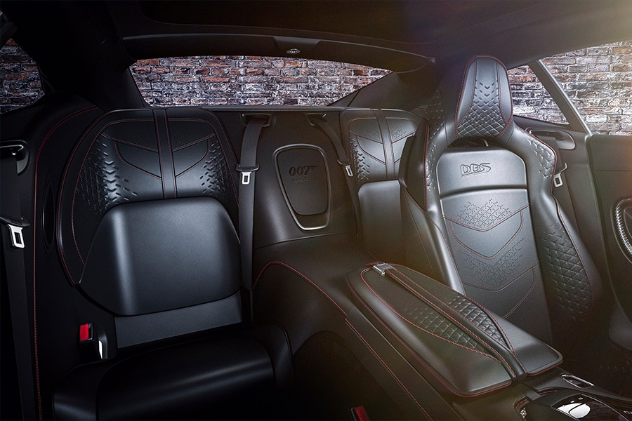 Đầu xe DBS Superleggera góc cạnh, cơ bắp