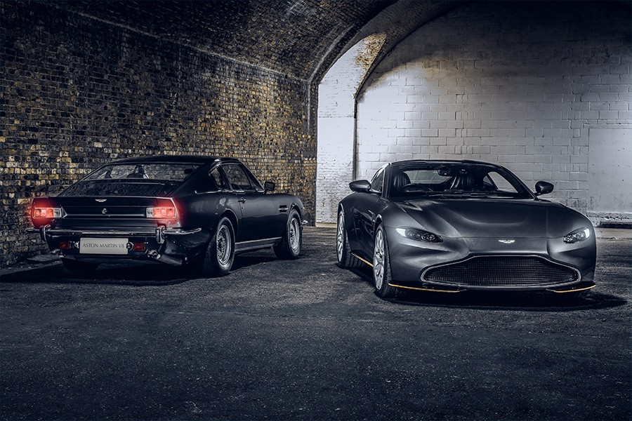 DBS Superleggera đỗ bên bờ biển với hoàng hôn phía sau