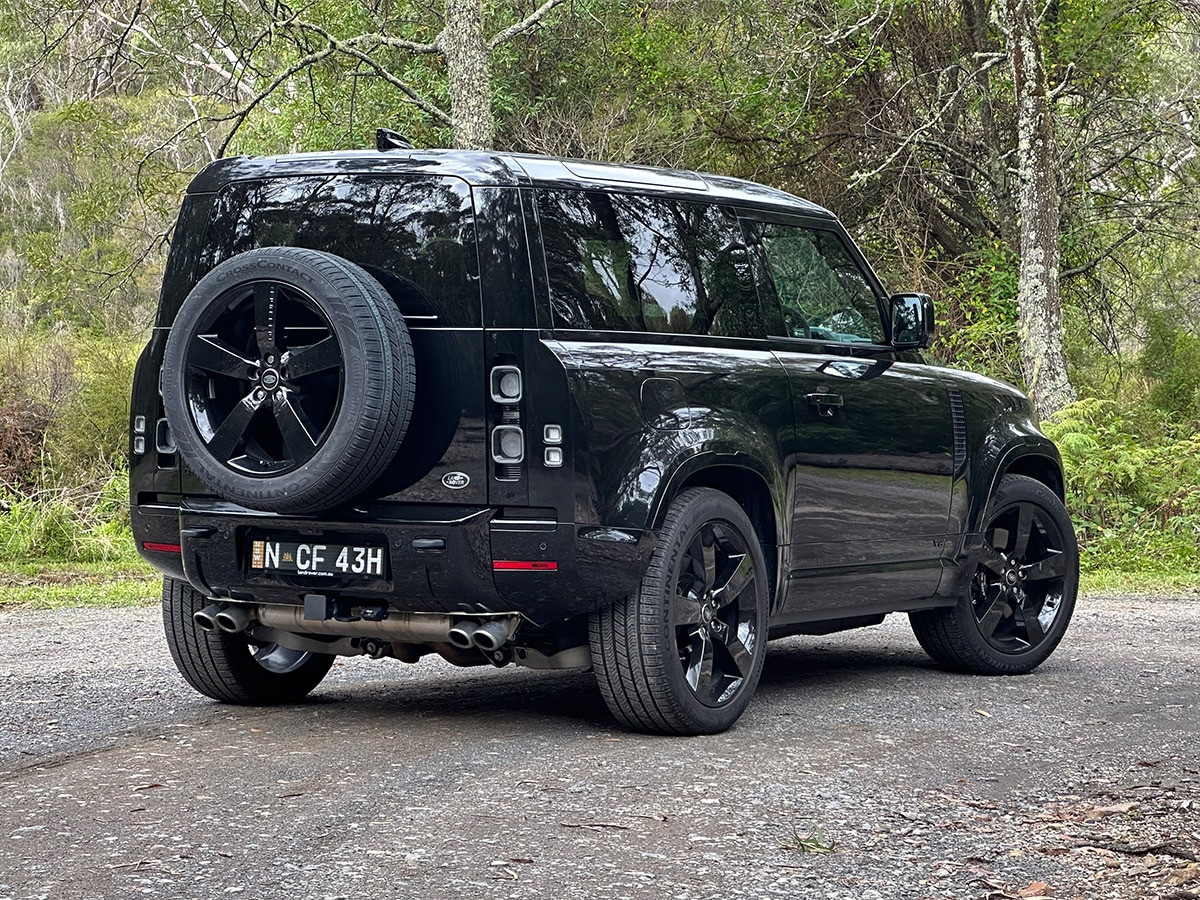 Defender 90 V8 phía sau với cụm ống xả kép