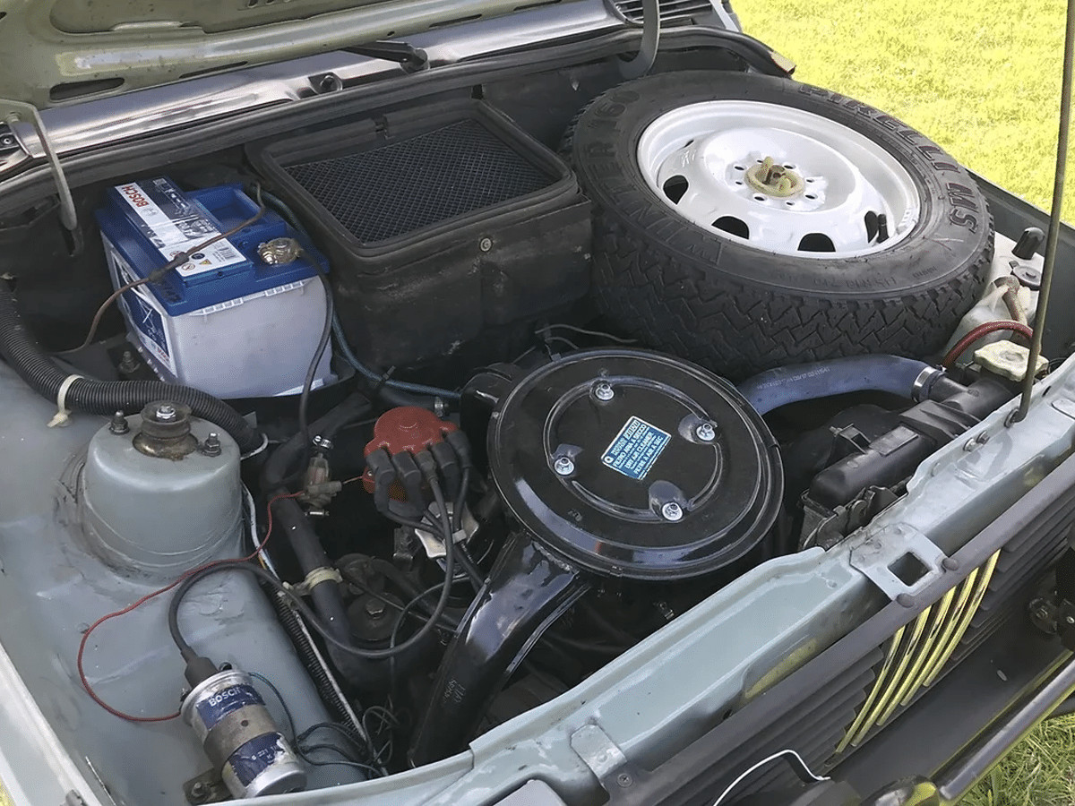 Động cơ 965cc và lốp dự phòng phía trước là đặc trưng của Panda 4x4