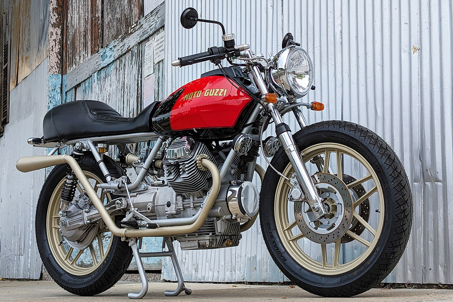Động cơ V-Twin kết hợp với khung Tonti tạo dấu ấn mạnh mẽ cho bản độ