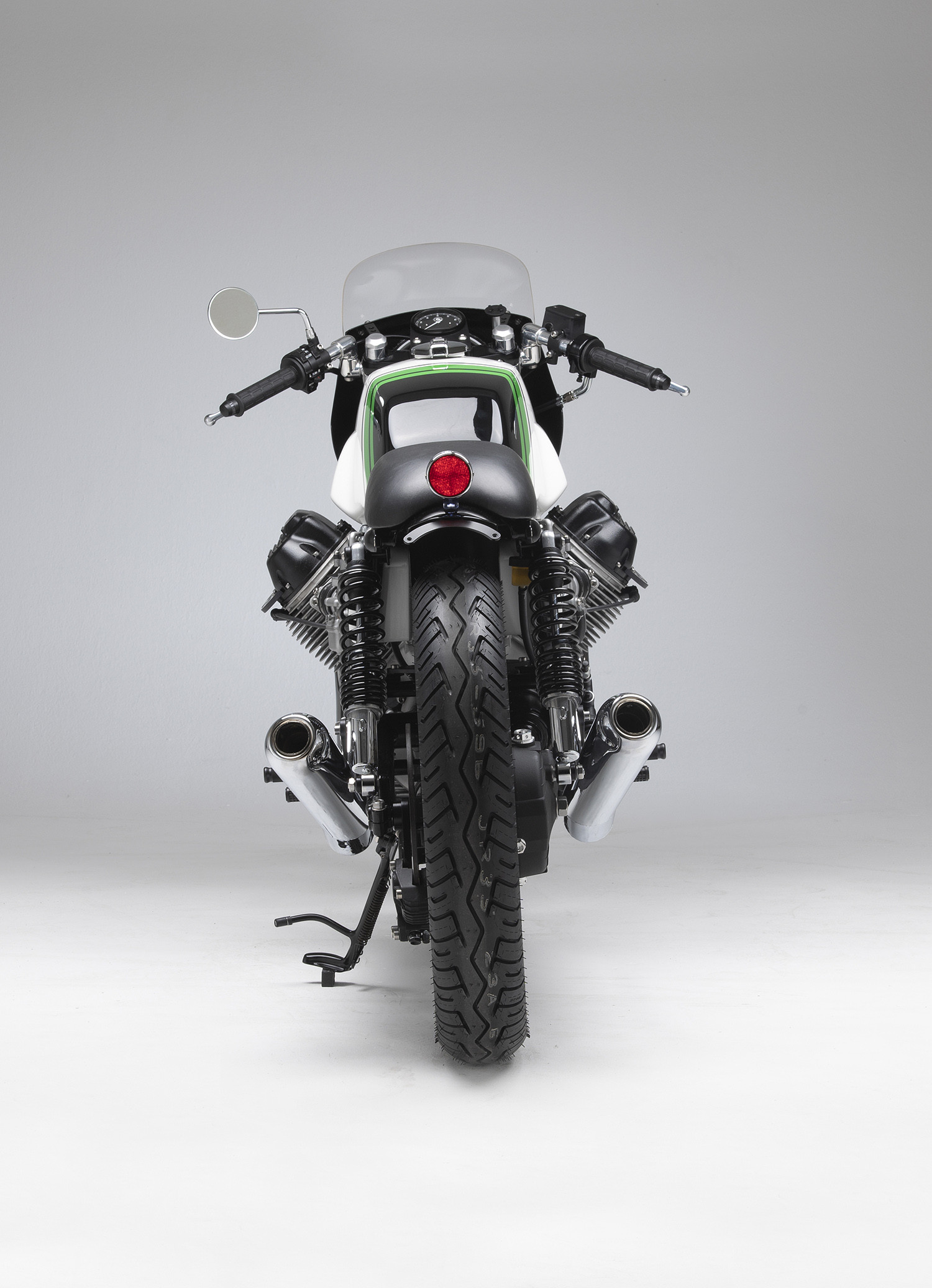 Động cơ V-Twin với cặp chế hòa khí và cổ hút độ thủ công tinh xảo