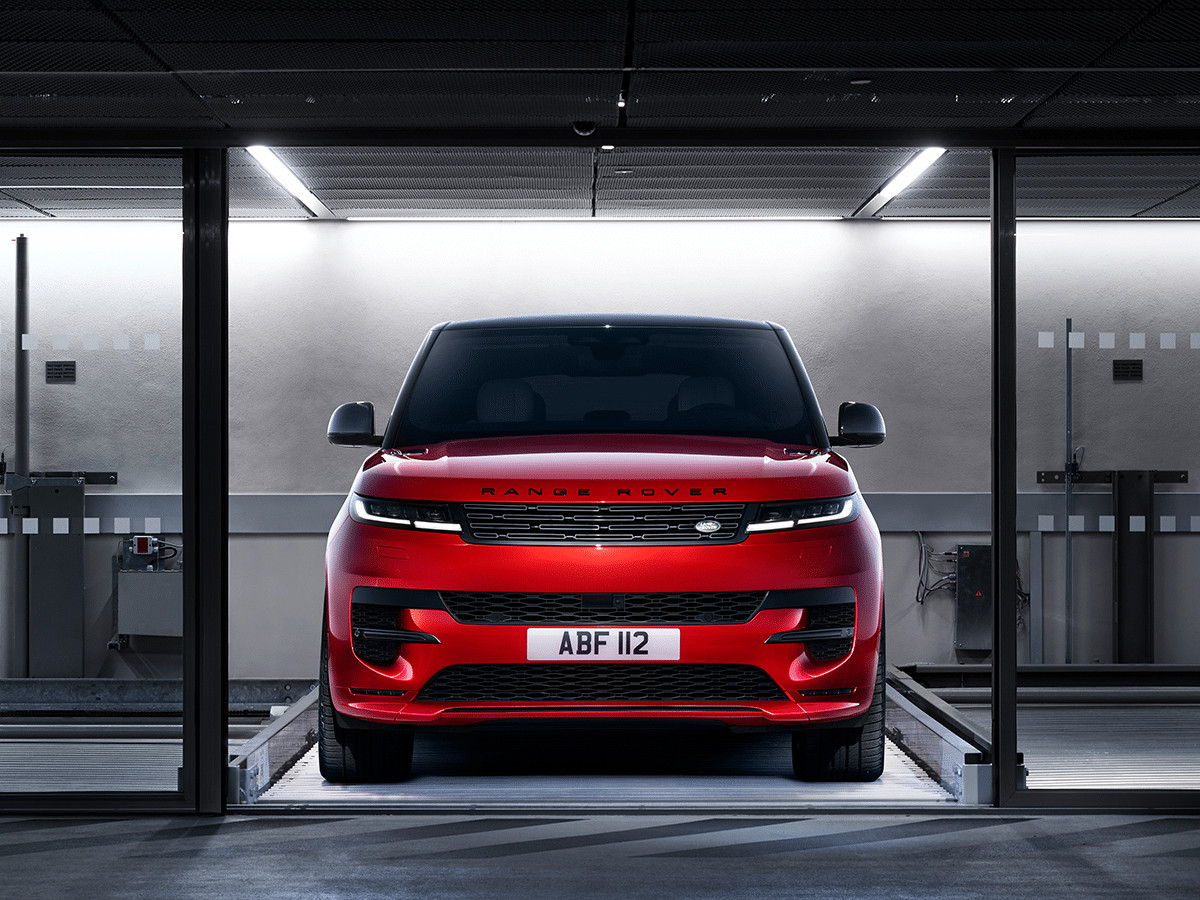 Động cơ V8 mạnh mẽ giúp Range Rover Sport đạt 0-100km/h chỉ trong 4.5 giây