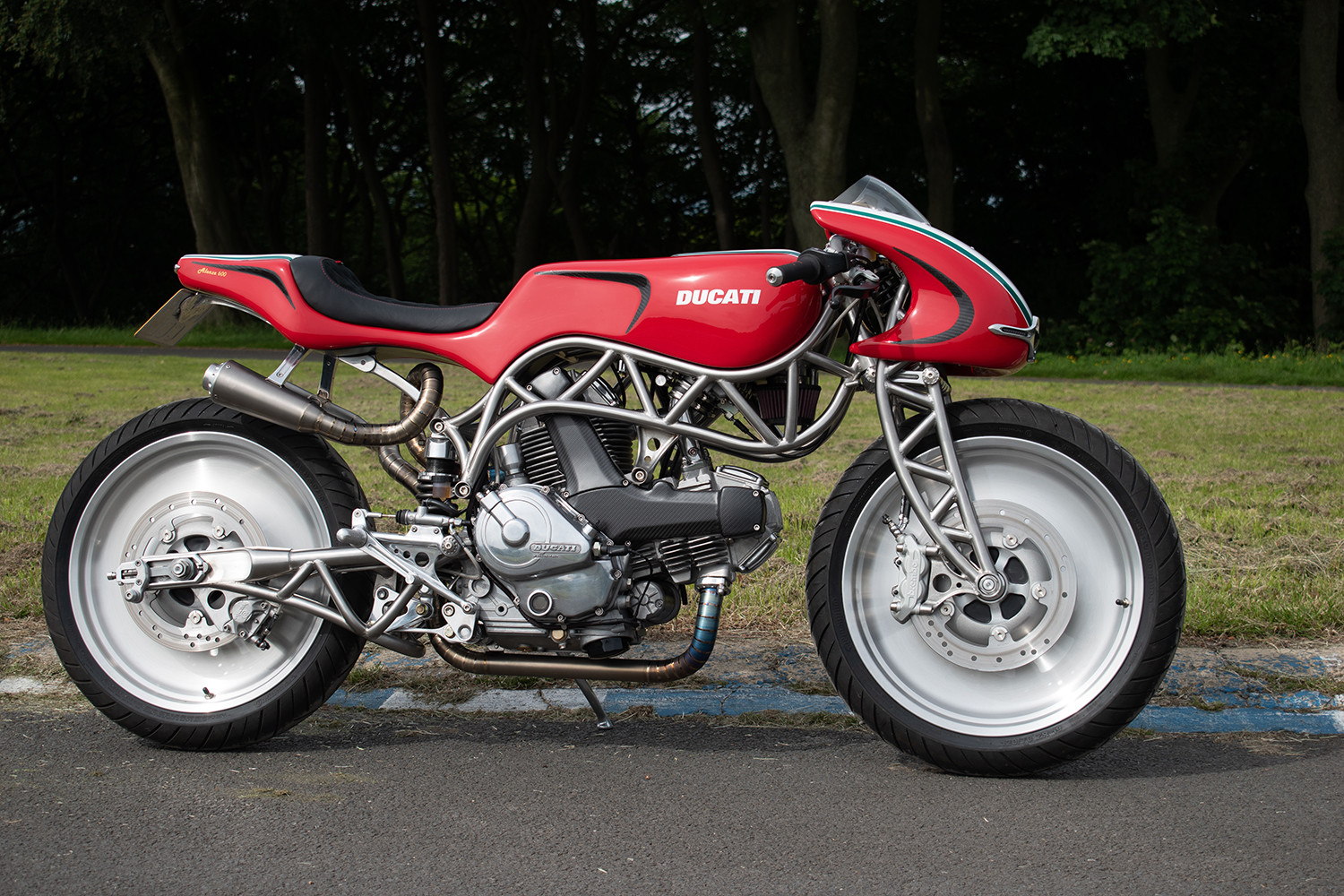 Ducati Desmo độ với khung mắt cáo và hệ thống treo thiết kế độc quyền