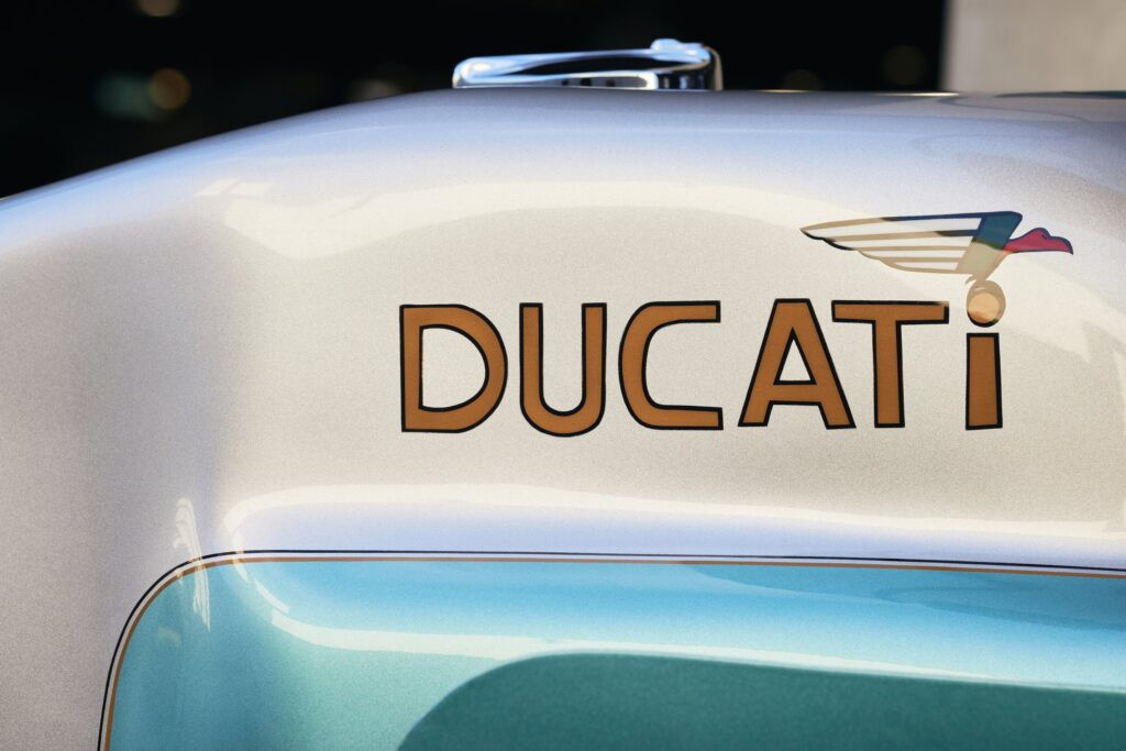 Ducati “The Woods Bike” trong giai đoạn đầu độ tại Woods Motor Shop – phong cách Hot Rod bắt đầu hình thành