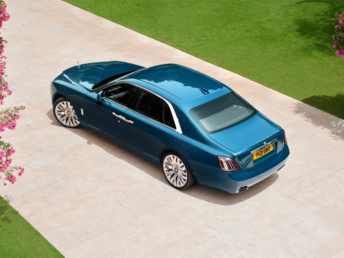 Đuôi xe Rolls-Royce Ghost Series II 2025 thiết kế mới mạch lạc, sang trọng