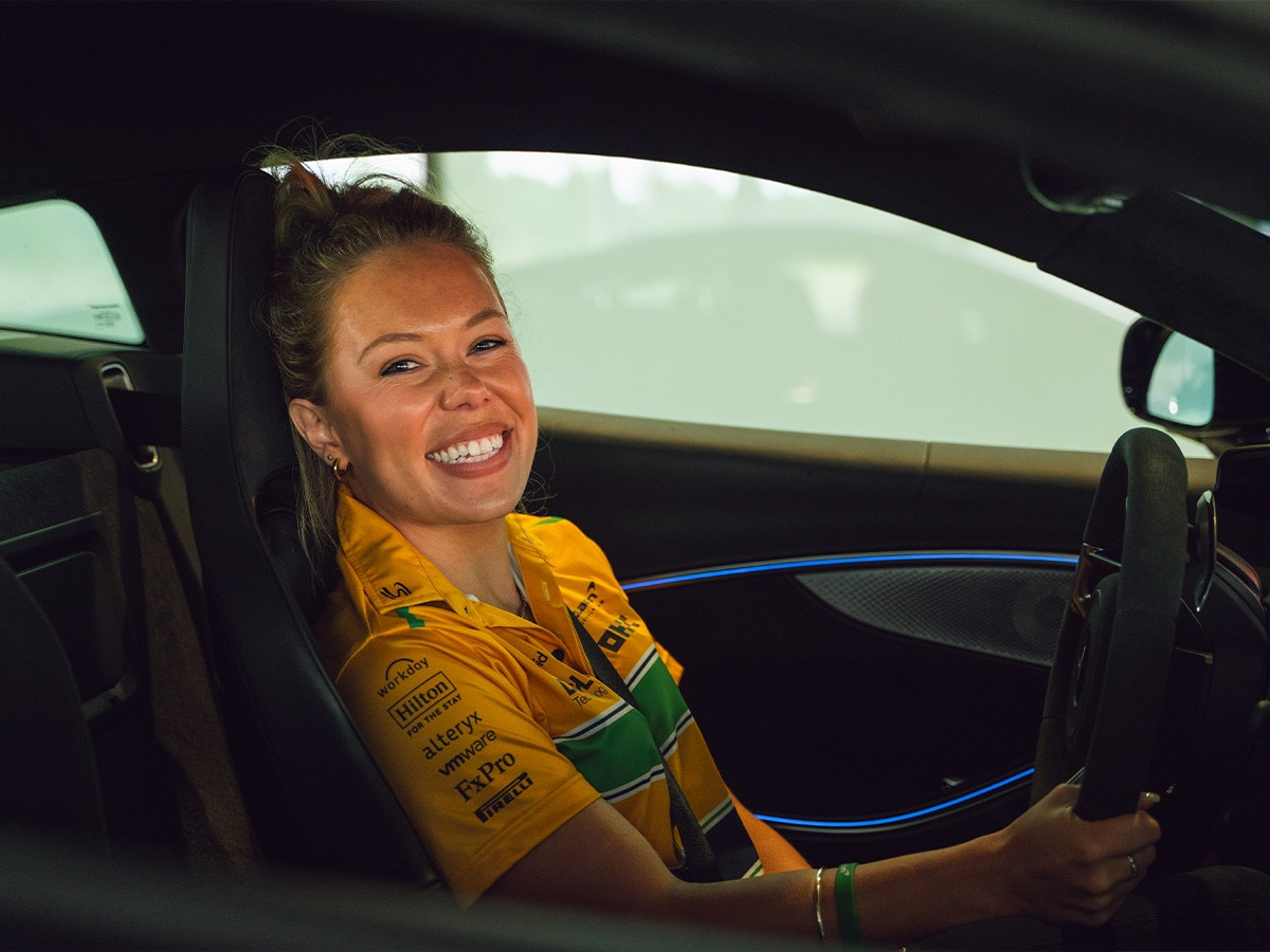 Ella Podmore cùng McLaren 720S