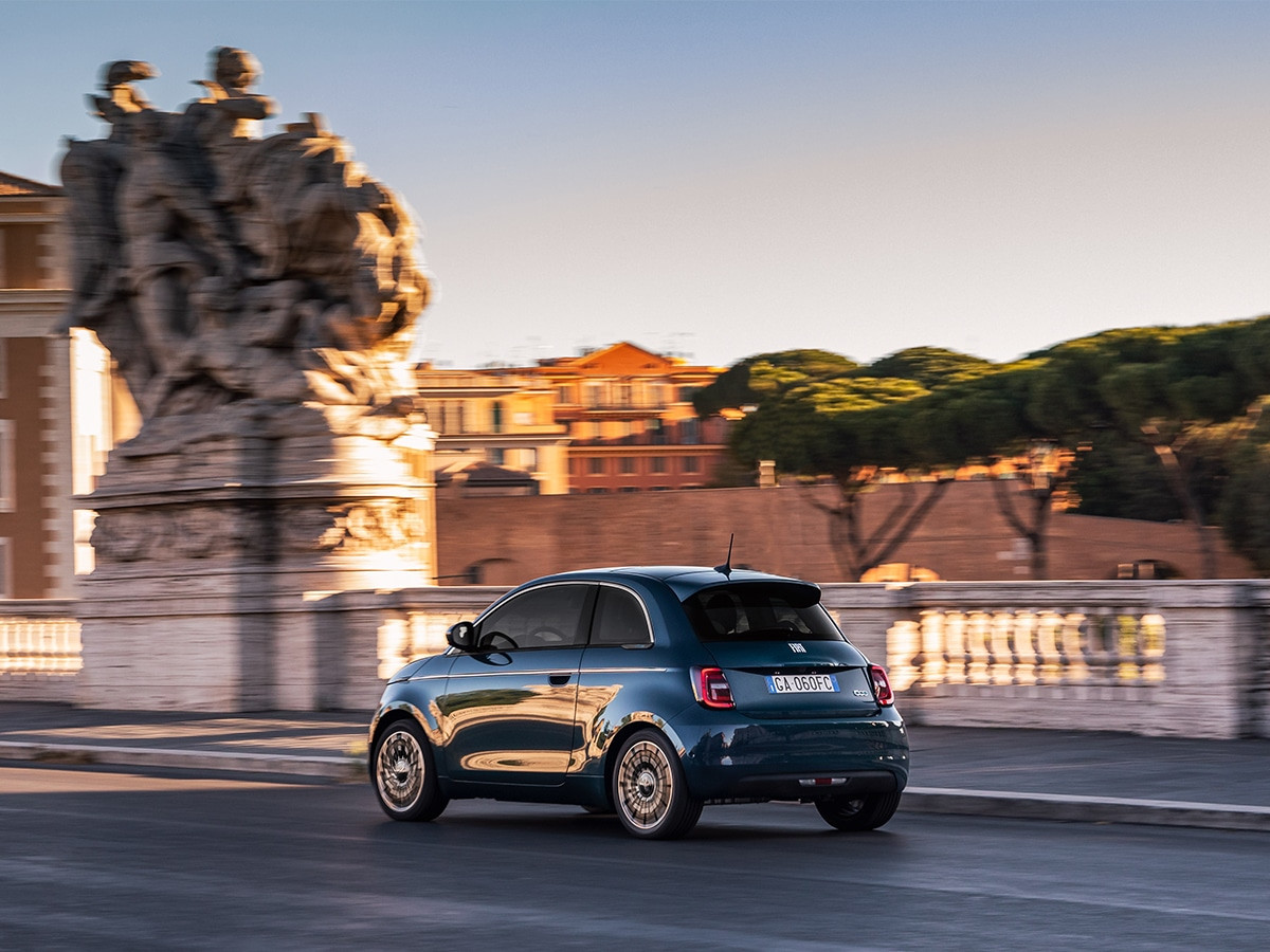 Fiat 500e 2023 trên đường phố đô thị
