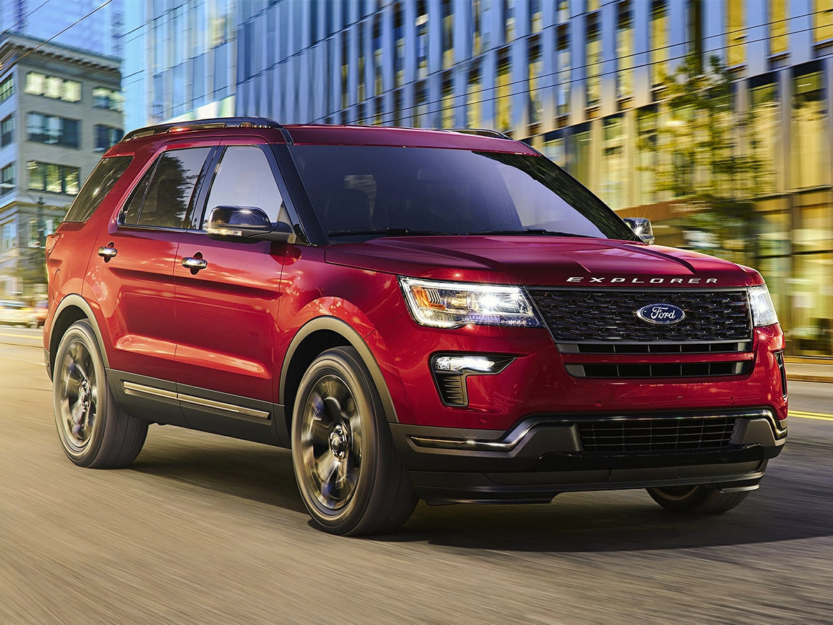 Ford Everest màu đỏ băng qua rừng xanh