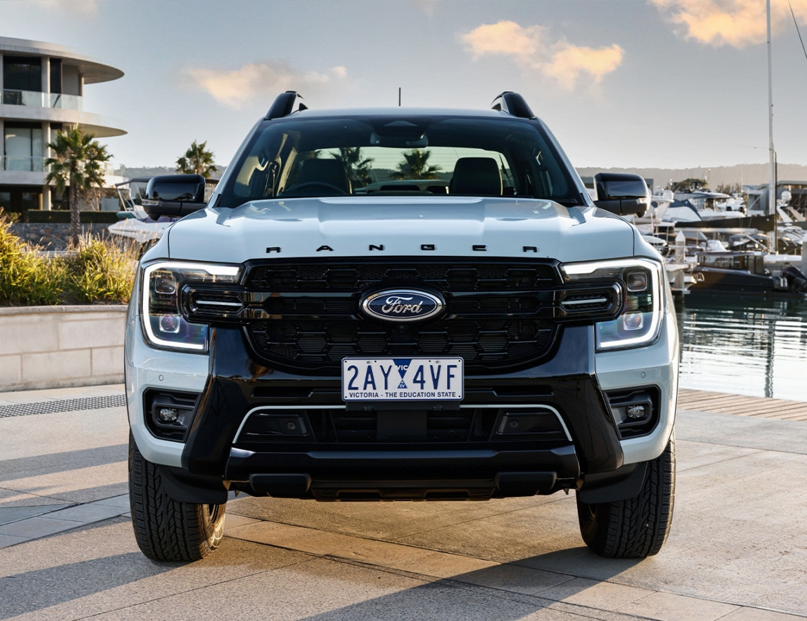 Ford Ranger PHEV Stormtrak phía trước