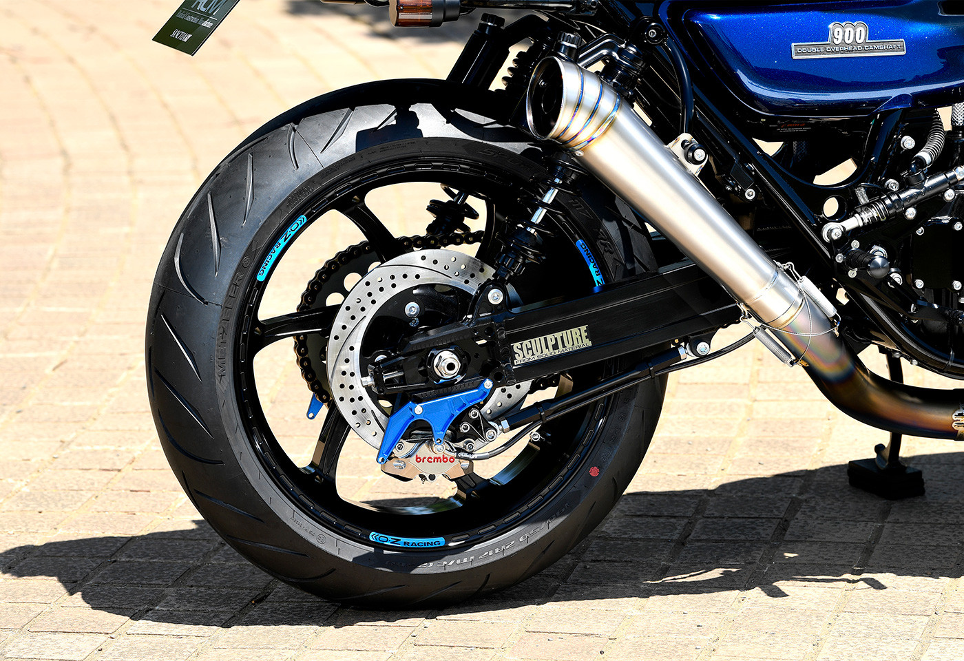 Góc nhìn cận cảnh vị trí giảm xóc sau và swingarm Sculpture trên bản độ
