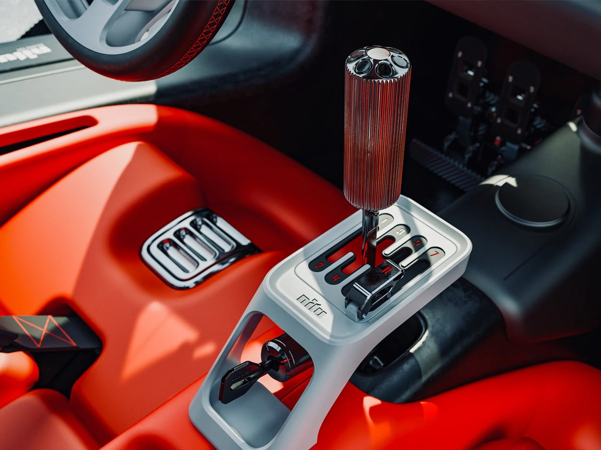 Góc nhìn phía bên sườn Nilu Hypercar với hình dáng khí động học cao, cửa gullwing mở cao dáng vẻ tương lai
