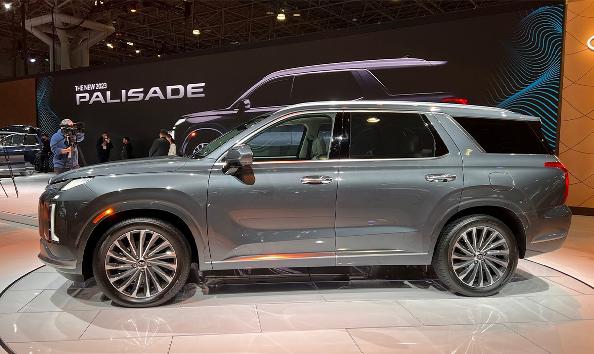 Góc nhìn phía sau ấn tượng của Hyundai Palisade 2023 với hệ thống đèn LED chạy ngang đặc trưng