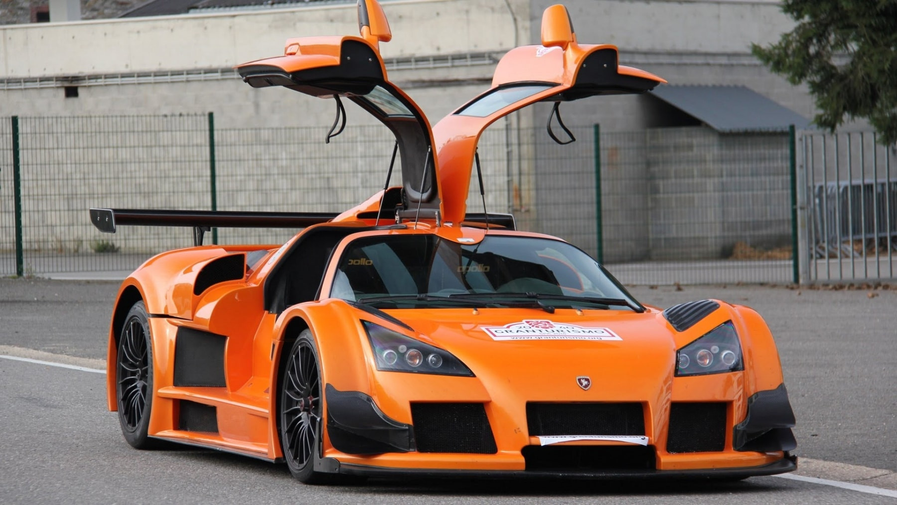 Gumpert Apollo với thiết kế xe đua cực đoan