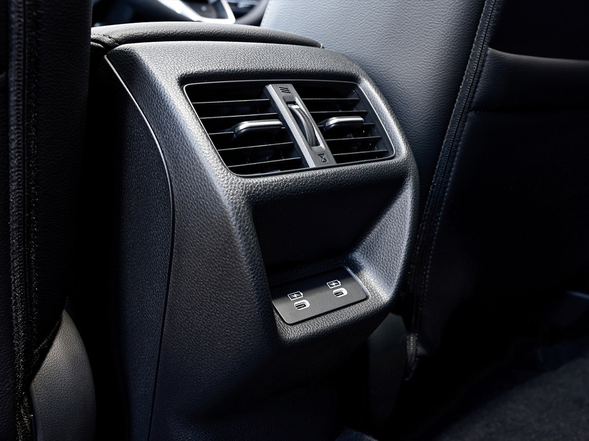 Hàng ghế sau Honda Civic 2025 có sẵn cổng sạc USB tiện dụng cho hành khách