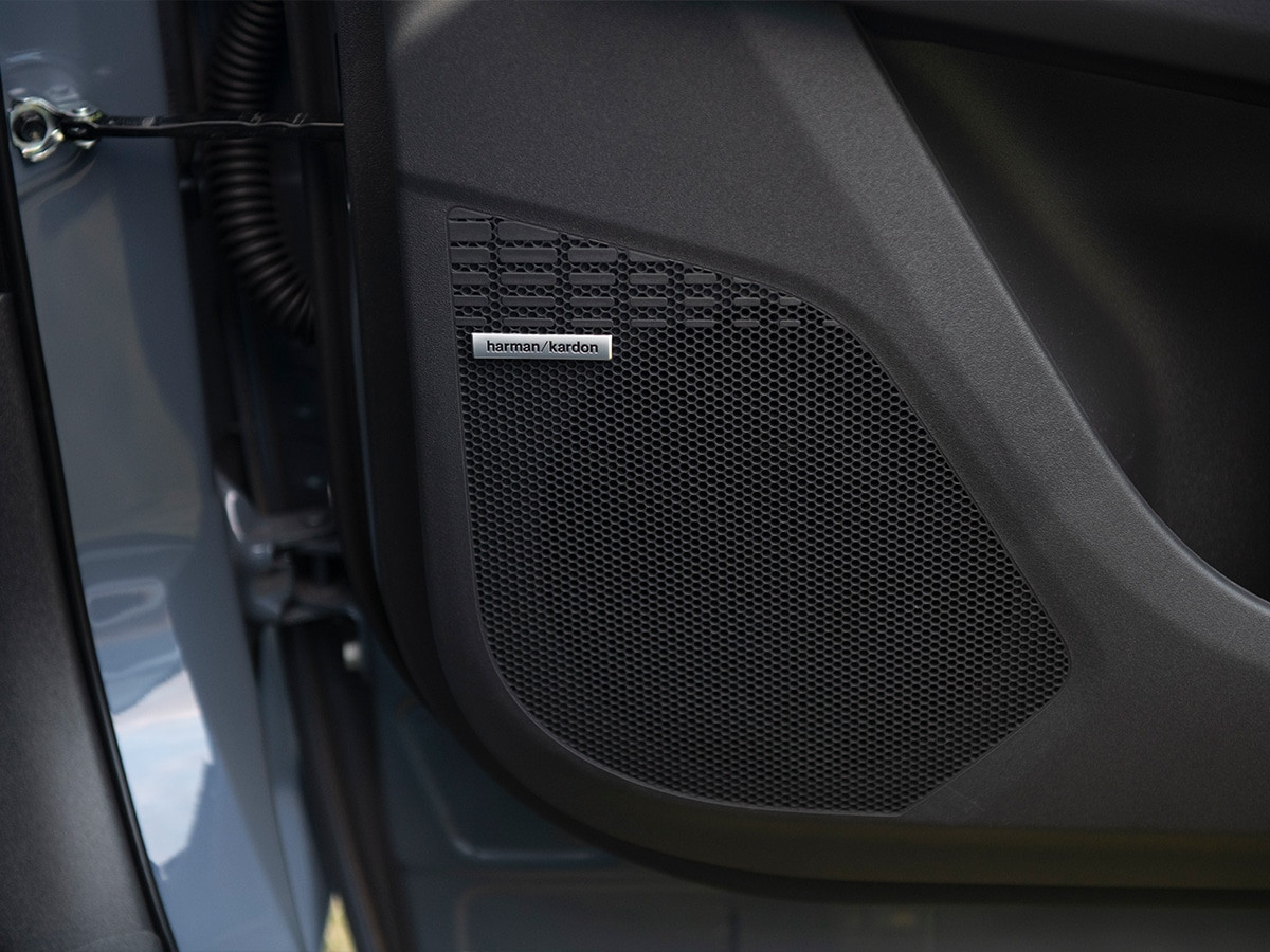 Hệ thống âm thanh Harman Kardon trên Subaru Solterra Touring 2024