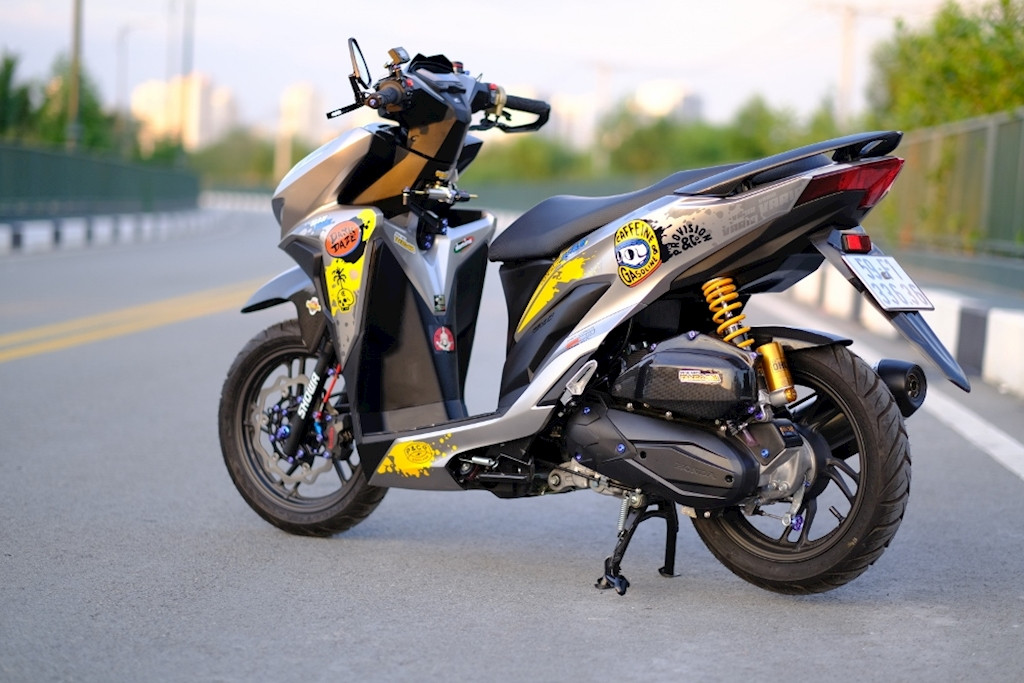 Honda Vario 150 độ nhẹ với màu bạc sang trọng