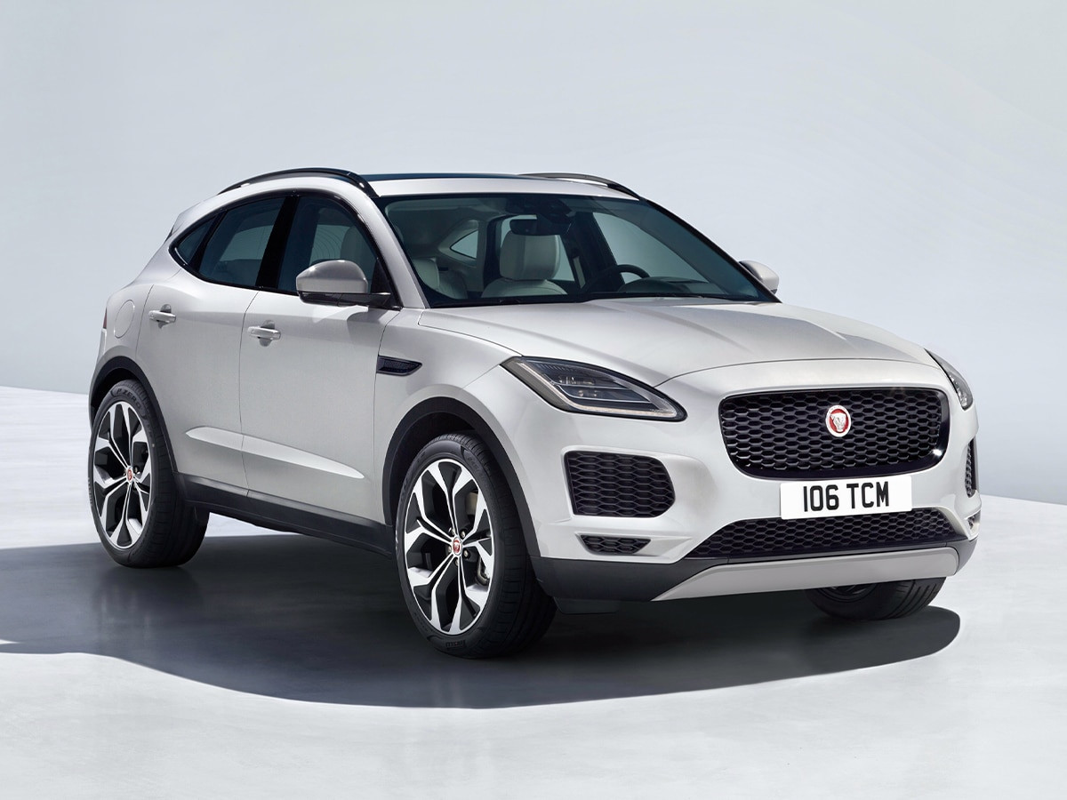 Jaguar E-Pace hiện đại giữa lòng thành phố