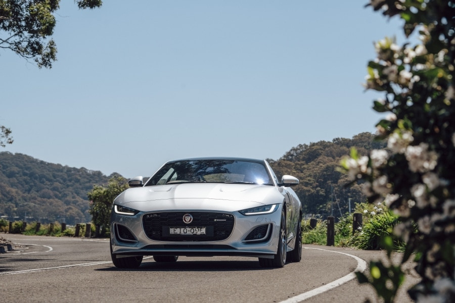 Jaguar F-TYPE R-Dynamic chạy trên phố buổi sáng – nhìn từ phía trước