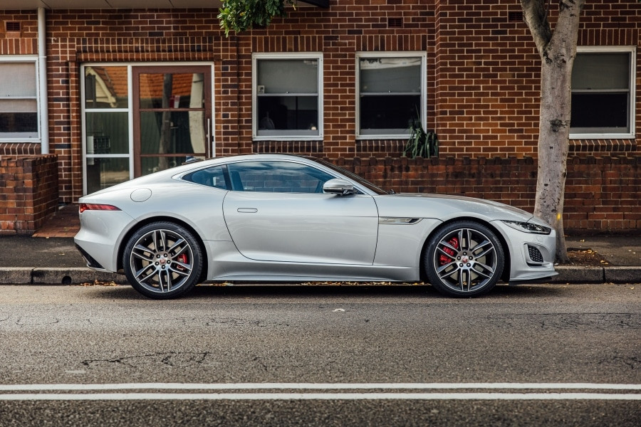 Jaguar F-TYPE R-Dynamic đỗ bên lề, thể hiện khả năng vận hành đô thị