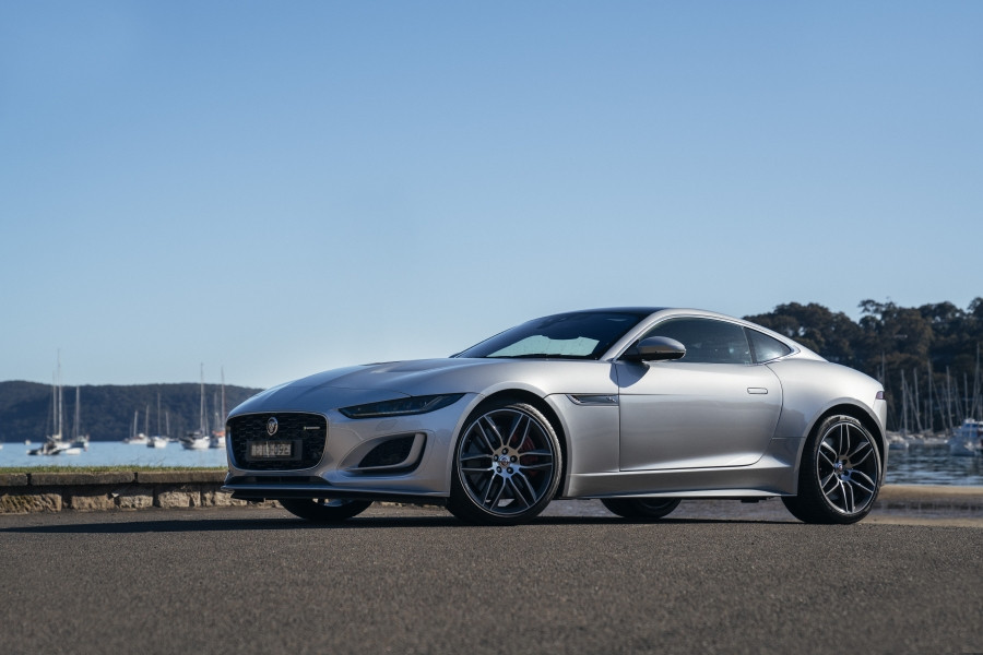Jaguar F-TYPE R-Dynamic đỗ vào ban đêm trước bữa tiệc
