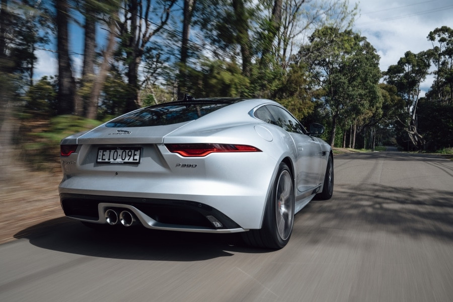 Jaguar F-TYPE R-Dynamic – góc nhìn từ phía sau khi xe trên đường ven biển