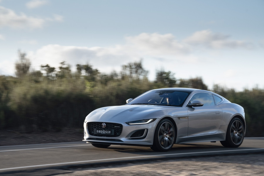 Jaguar F-TYPE R-Dynamic màu bạc lăn bánh trên đường – nhìn từ bên hông