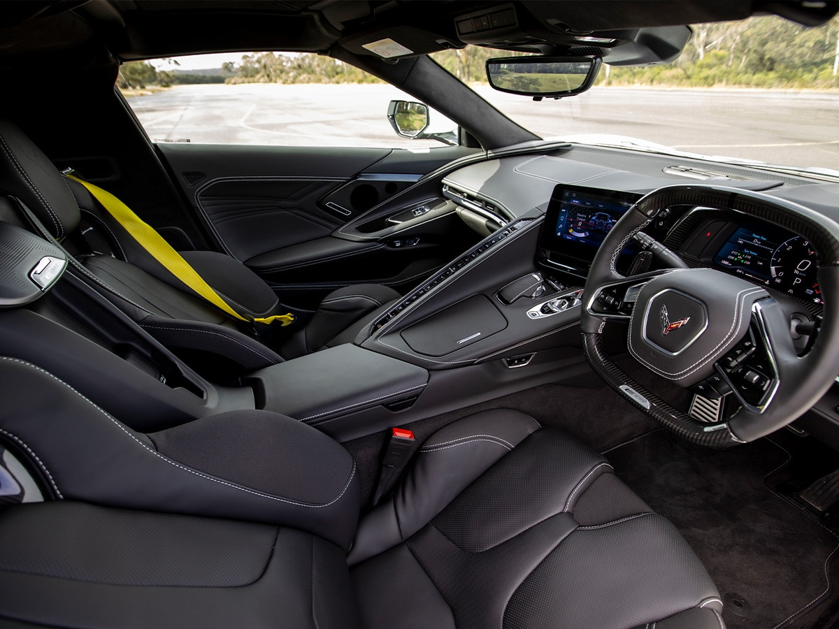 Khoang cabin cao cấp với vô lăng bọc carbon, ghế GT2 thể thao và công nghệ hiện đại trên Corvette E-Ray