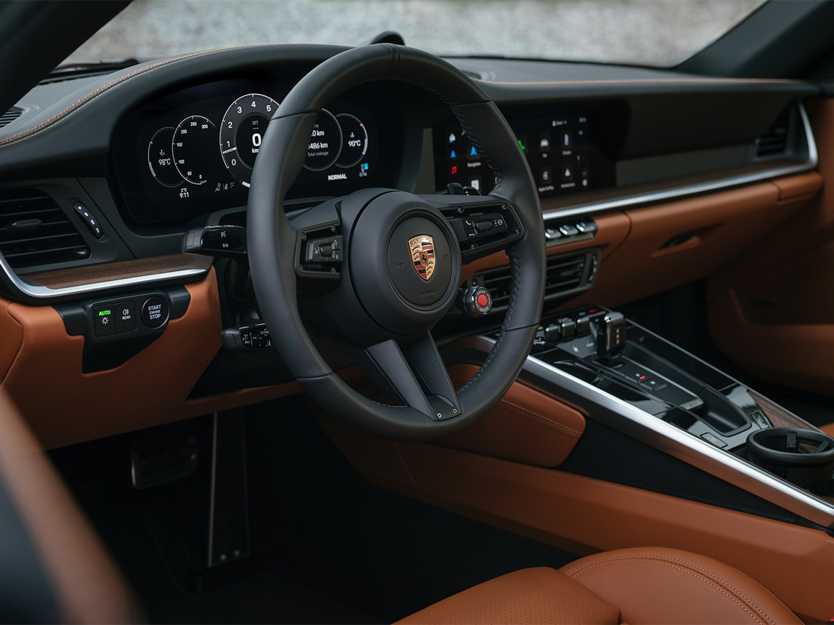 Khoang cabin hiện đại với tuỳ chọn da cao cấp trên Porsche 911 Carrera S 2025