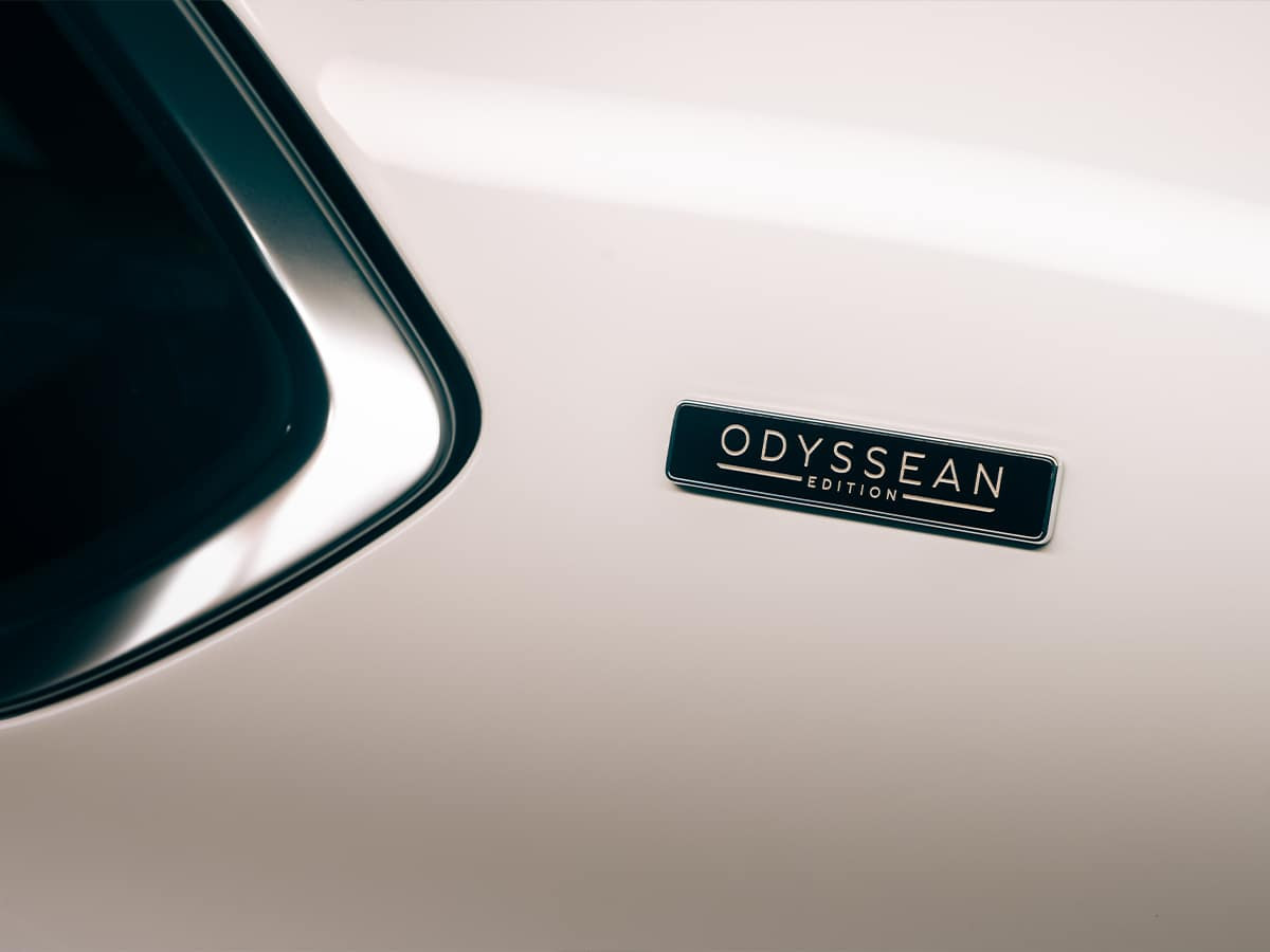 Khoang động cơ Bentley Bentayga Odyssean sử dụng hệ hybrid V6 kết hợp pin lithium-ion 18,0 kWh