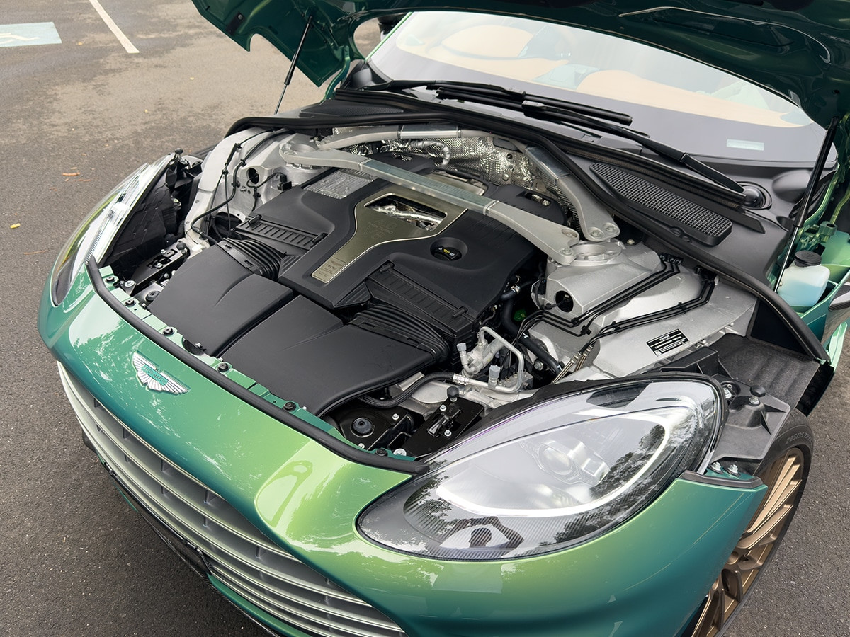 Khoang động cơ V8 tăng áp kép của Aston Martin DBX707 2025 đầy sức mạnh