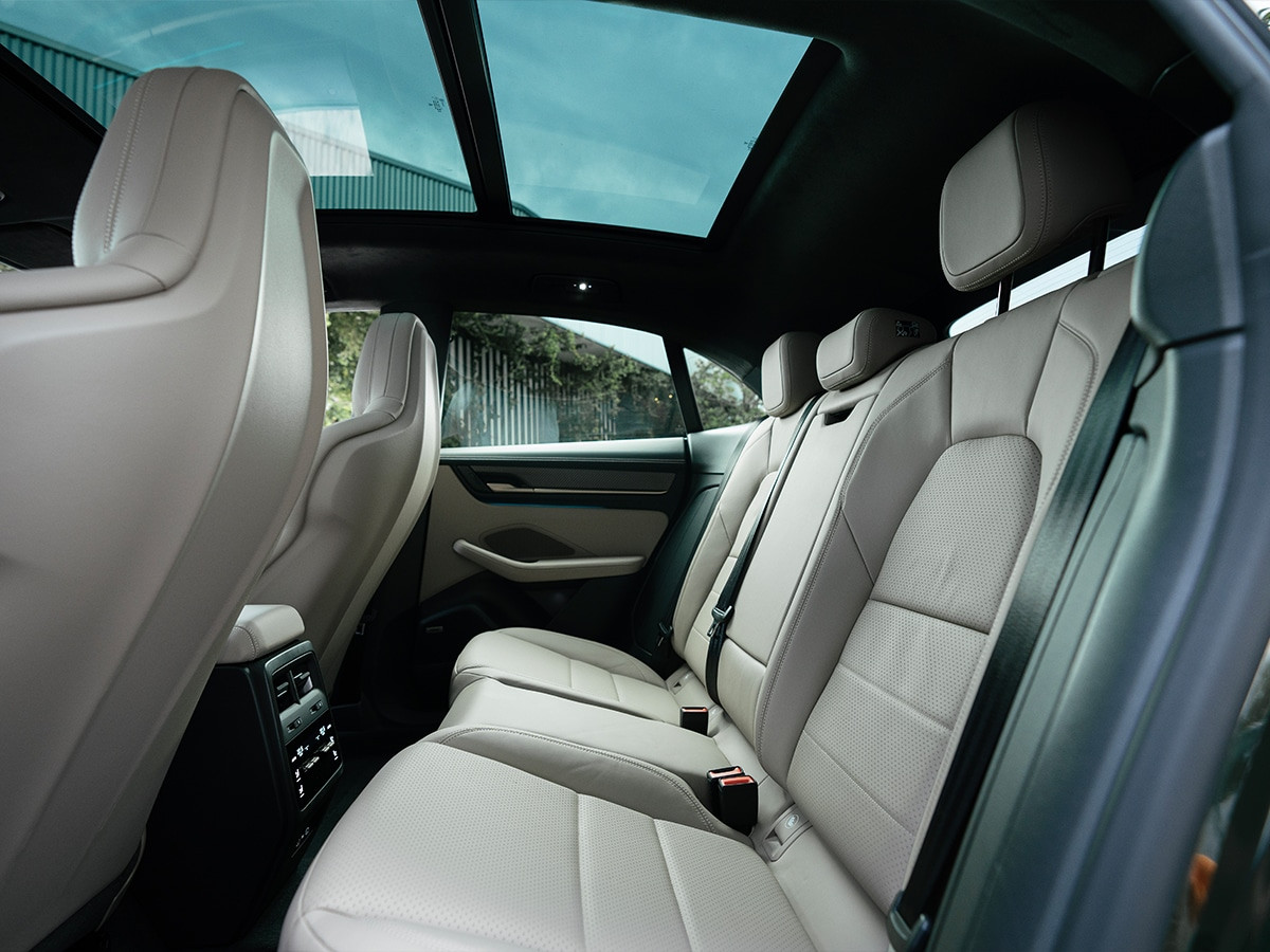 Khoang ghế sau rộng rãi, thoải mái của Porsche Macan Turbo 2025