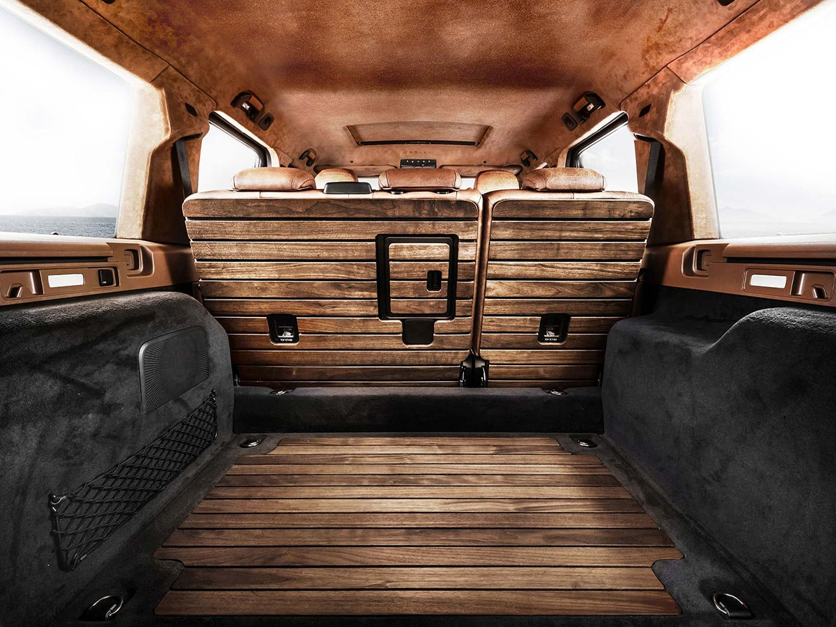 Khoang hành lý của G-Wagon với ốp gỗ cao cấp thủ công