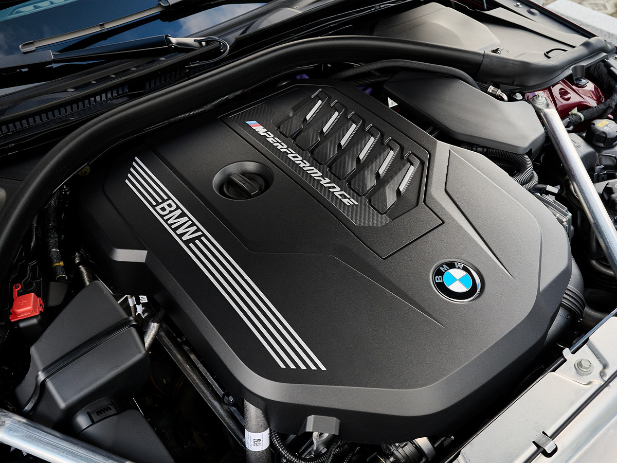 Khoang hành lý rộng rãi của M440i Gran Coupe với phụ kiện tiện dụng