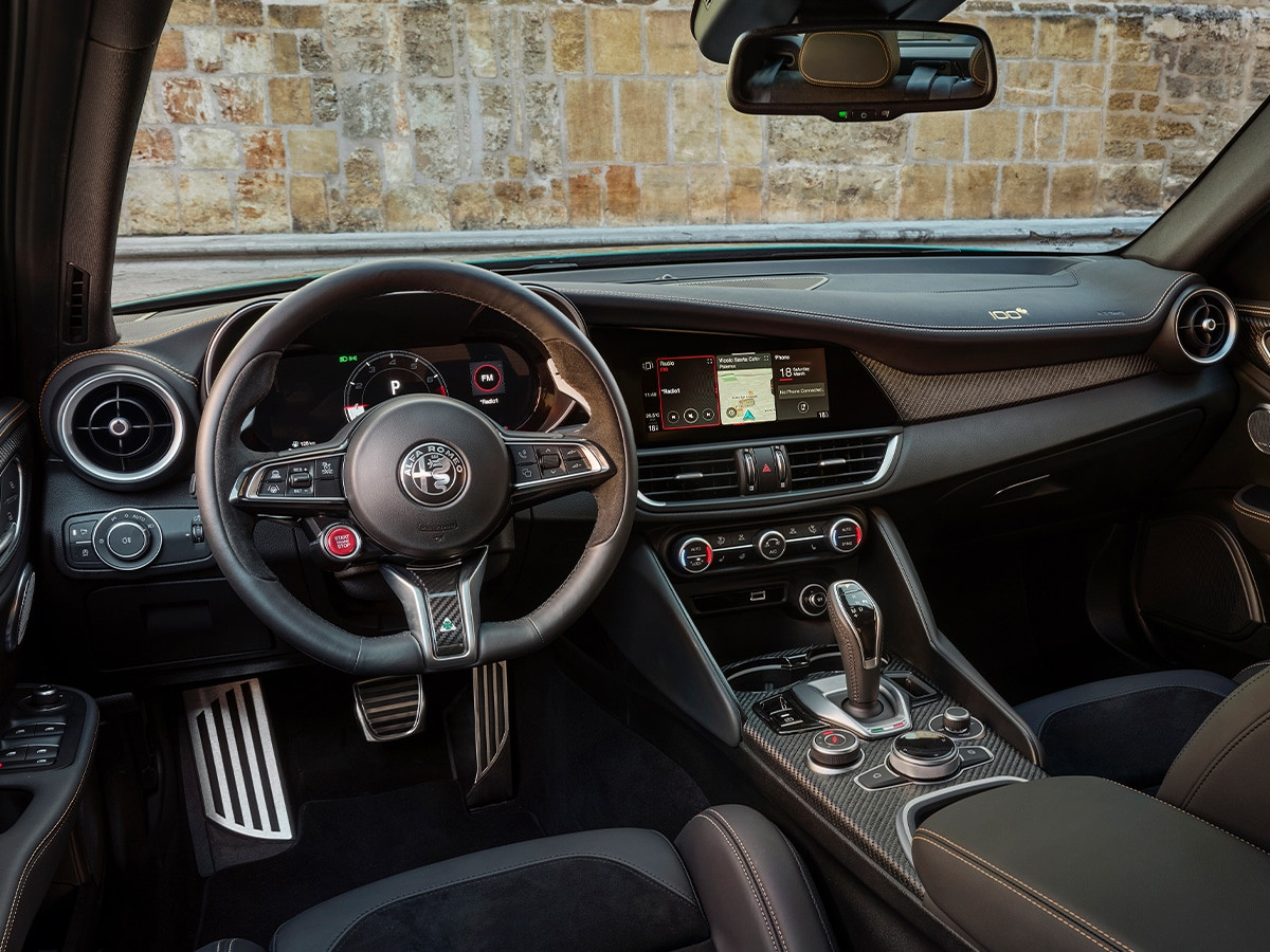 Khoang lái Alfa Romeo Giulia Quadrifoglio phiên bản 100 năm