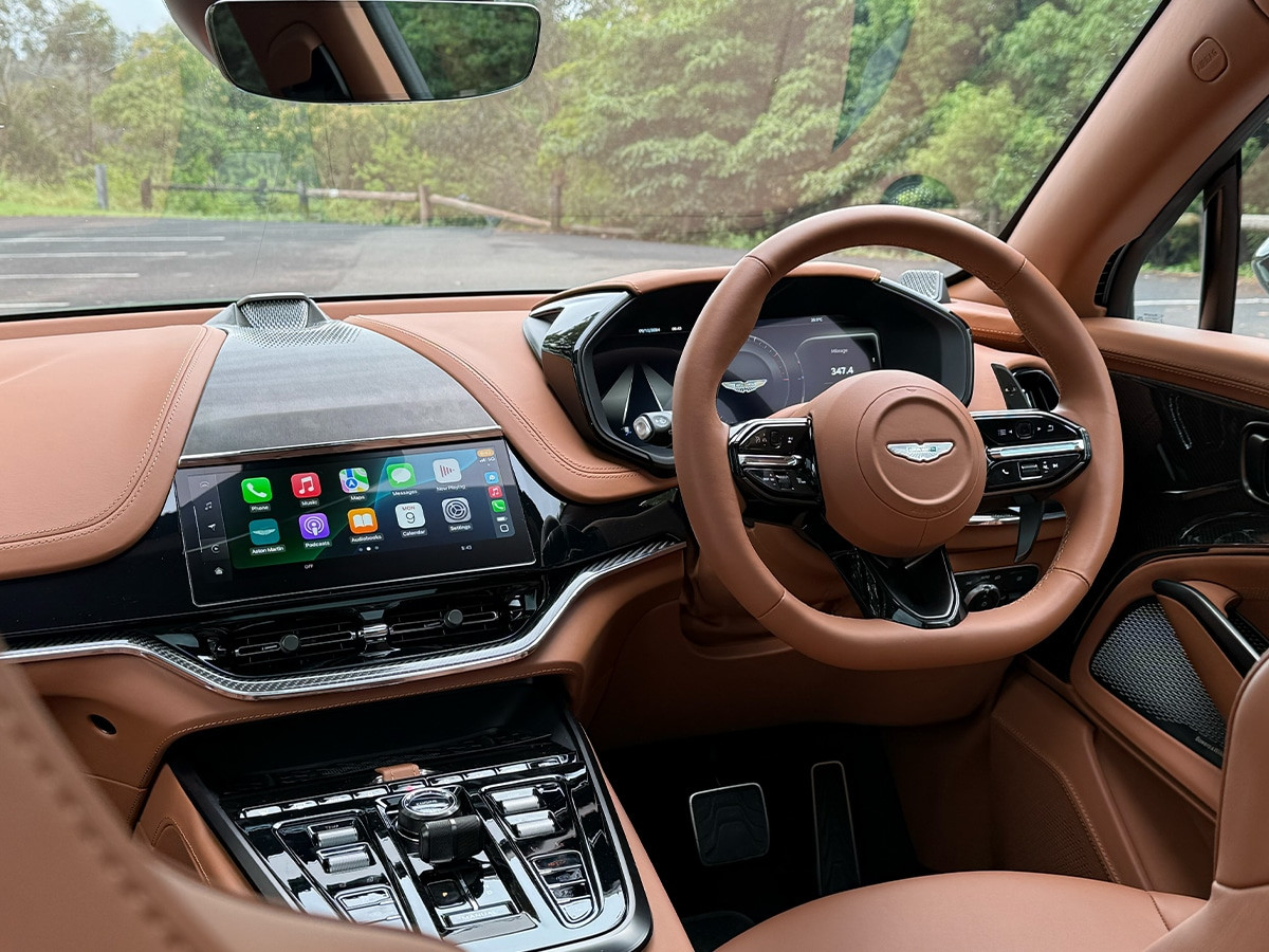 Khoang lái của Aston Martin DBX707 trang bị màn hình lớn và bố trí nút bấm hiện đại