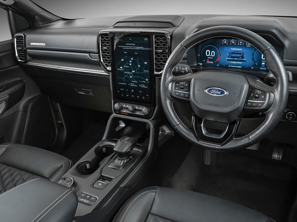Khoang lái giả lập của Ford Everest Raptor với vô lăng thể thao và các chi tiết sợi carbon