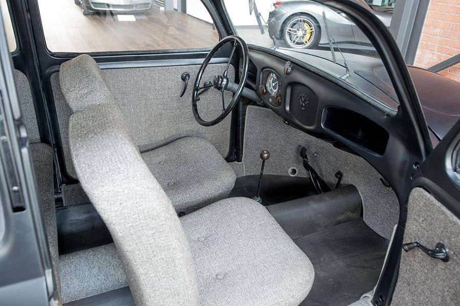 Khoang lái nguyên bản của chiếc VW Beetle 1945 với vô lăng cổ điển và bảng điều khiển dạng tối giản