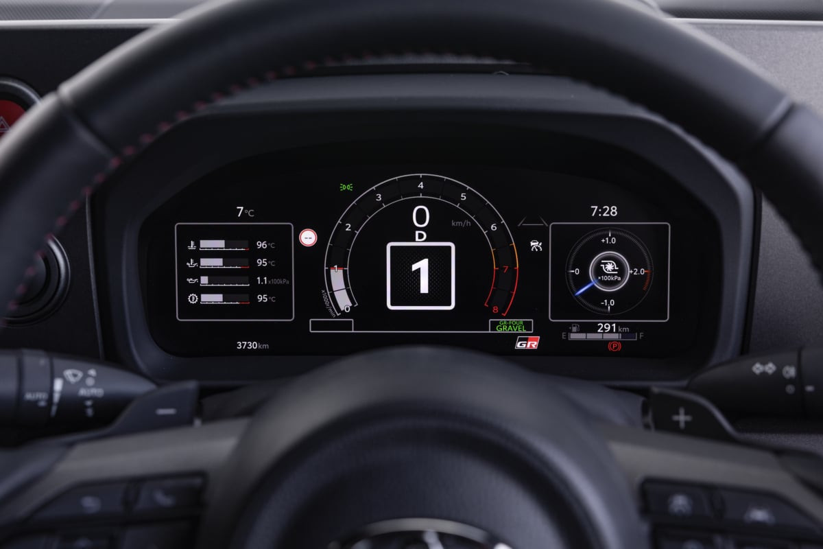 Khoang lái Toyota GR Yaris 2025 với bảng đồng hồ kỹ thuật số