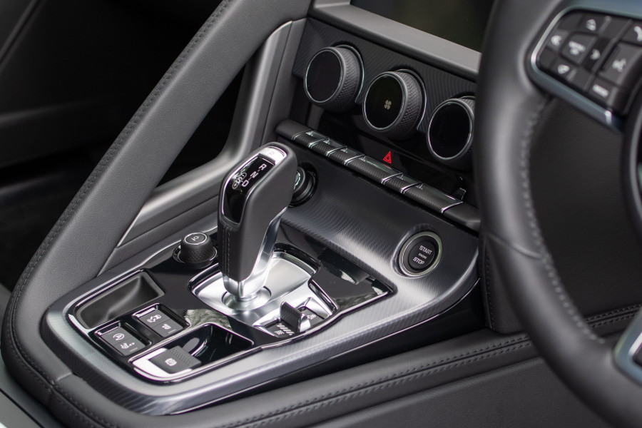 Khoang nội thất Jaguar F-TYPE trong trạng thái Dynamic Mode, hiển thị cần số và bảng điều khiển trung tâm