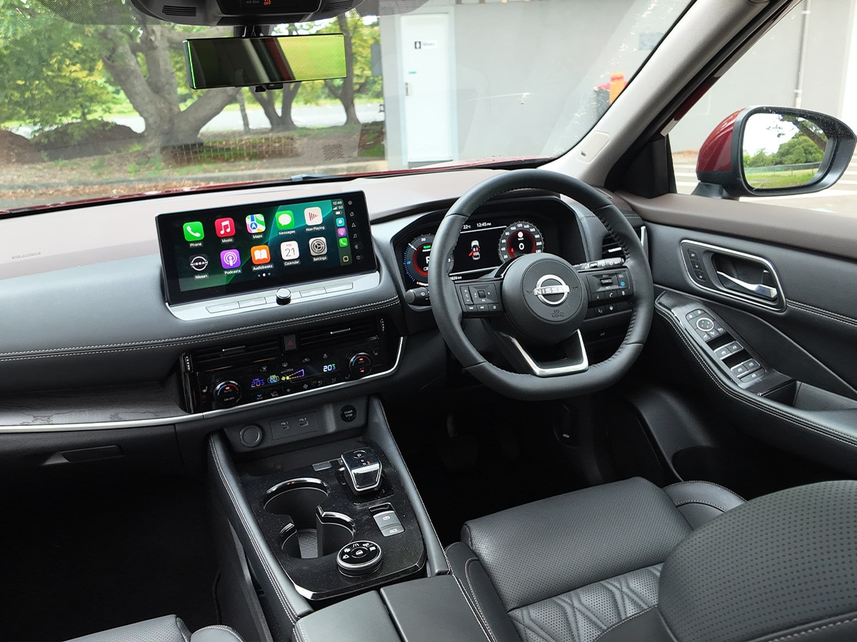 Khoang nội thất Nissan X-Trail với màn hình kỹ thuật số và vô lăng sưởi