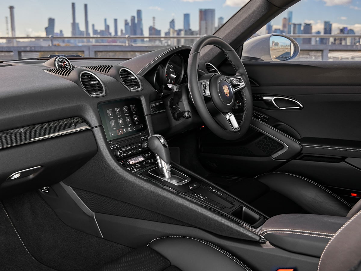Khoang nội thất Porsche 718 Cayman Style Edition với ghế thể thao bọc da đen, chỉ khâu Crayon sang trọng